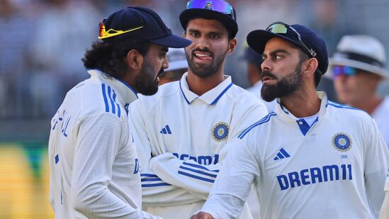 Virat Kohli Out: తనకు ఇంకా మెడనొప్పి ఉందని కోహ్లీ బీసీసీఐ వైద్య సిబ్బందికి సమాచారం అందించాడు. రాజ్ కోట్ లో సౌరాష్ట్రతో జరిగే రంజీ ట్రోఫీ మ్యాచ్ కు కోహ్లీ దూరమయ్యాడు.
