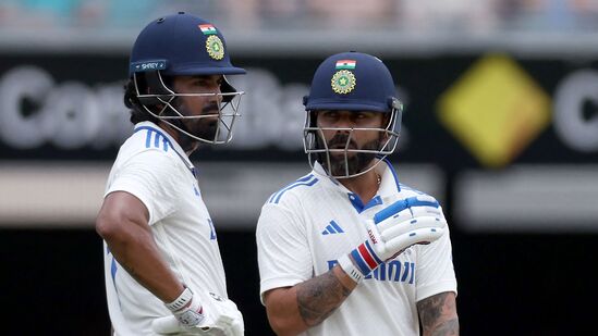 Virat Kohli Out: దేశవాళీ క్రికెట్ లో ప్రతి సెంట్రల్ కాంట్రాక్ట్ ఆటగాడు తమ రాష్ట్ర జట్లకు ప్రాతినిధ్యం వహించడాన్ని బీసీసీఐ ఇటీవల తప్పనిసరి చేసింది. ఈ నిబంధనను పాటించకపోతే కఠిన చర్యలు తీసుకుంటామని బోర్డు తెలిపింది.