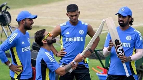 Virat Kohli Out: విరాట్ కోహ్లీ, కేఎల్ రాహుల్ రంజీ ట్రోఫీ తదుపరి రౌండ్ మ్యాచ్ ఆడటం లేదు. ఈ ఇద్దరూ గాయాలతో బాధపడుతున్నట్లు బీసీసీఐకి చెప్పారు.