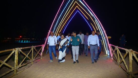 దండకారణ్యలో నిర్మించిన బ్లాక్ బెర్రీ ఐలాండ్ వద్ద విద్యుత్ సరఫరా ఉండదు. ఇక్కడ సోలార్ పవర్‌తో ప్రత్యేకంగా విద్యుత్ సౌకర్యం ఏర్పాటు చేశారు.