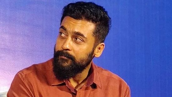"వారణం ఆయిరం సినిమాలో తండ్రి పాత్ర కోసం నానా పటేకర్, మోహన్ లాల్ లను అడిగాను. కానీ, వారు చేయలేకపోయారు. ఆ సమయంలో సూర్య ధైర్యంగా తండ్రి పాత్ర చేస్తానని చెప్పాడు" అని గౌతమ్ మీనన్ అన్నారు.