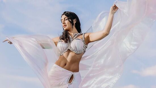 టెంపర్ తర్వాత కిక్ 2, లోఫర్, ఊపిరి సినిమాల్లో స్పెషల్ సాంగ్స్‌లో నర్తించింది నోరా ఫతేహి. కానీ, రాజమౌళి తెరకెక్కించిన బాహుబలి పార్ట్ 1లోని మనోహరి సాంగ్‌తో ఫుల్ క్రేజ్ సంపాదించుకుంది.&nbsp;&nbsp;