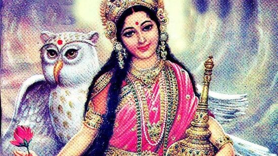 హిందూమత విశ్వాసాల ప్రకారం ఆవును ప్రతిరోజూ పూజించడం, వాటికి రొట్టెలు, ధాన్యాలు, ఆకులు వంటివి తినిపించడం వల్ల &nbsp;వారికి లక్ష్మీ దేవి అనుగ్రహం లభించి వారి ఇళ్లు సంపదతో వర్దిల్లుతుంది.&nbsp;