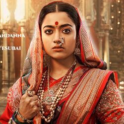 <p>బాలీవుడ్ హీరో విక్కీ కౌశల్, స్టార్ హీరోయిన్ రష్మిక మందన్నా ప్రధాన పాత్రల్లో ఛావా చిత్రం వస్తోంది. ఈ హిస్టారికల్ యాక్షన్ సినిమా నుంచి రష్మిక ఫస్ట్ లుక్ నేడు (జనవరి 21) రివీల్ అయింది.&nbsp;</p>