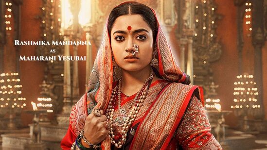 <p>బాలీవుడ్ హీరో విక్కీ కౌశల్, స్టార్ హీరోయిన్ రష్మిక మందన్నా ప్రధాన పాత్రల్లో ఛావా చిత్రం వస్తోంది. ఈ హిస్టారికల్ యాక్షన్ సినిమా నుంచి రష్మిక ఫస్ట్ లుక్ నేడు (జనవరి 21) రివీల్ అయింది.&nbsp;</p>