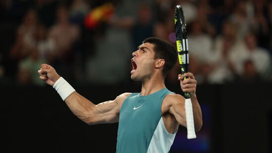 Novak Djokovic: క్వార్టర్ ఫైనల్స్ తొలి సెట్ ను కార్లోస్ అల్కరాజ్ 6-4తో సొంతం చేసుకున్నాడు. అయితే రెండో సెట్ ను 4-6తో చేజార్చుకున్నాడు. ఆ వెంటనే మూడో సెట్ ను కూడా 6-3తో జోకొవిచ్ గెలిచాడు.