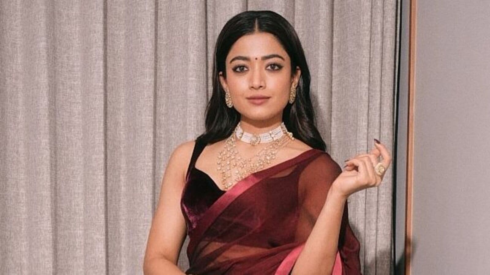 Rashmika on Wheelchair: అయ్యో రష్మిక.. కుంటుతూ వెళ్లి వీల్‍చైర్‌లో.. వీడియో వైరల్