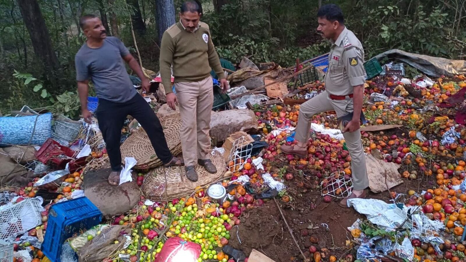 Road Accident : కూరగాయల లోడుతో వెళ్తున్న ట్రక్కు బోల్తా.. 9 మంది మృతి,  పలువురికి గాయాలు-karnataka yellapur accident vegitable truck overturns near  gallapur 9 people died and death toll may rise ...