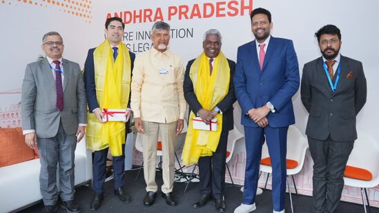 గూగుల్ క్లౌడ్ సీఈవో థామస్ కురియన్, గుగూల్ ఇంటర్నేషనల్ మేనేజర్ ఆండ్రీ నకాజాతో ఏపీ సీఎం చంద్రబాబు భేటీ అయ్యారు. ఈ సమావేశంలో టెక్నాలజీలో తాజా పురోగతులను, ఆంధ్రప్రదేశ్‌లోని అద్భుతమైన అవకాశాలపై చర్చించారు. ఏపీలోని ప్రతిభావంతులైన యువతతో, టెక్ భవిష్యత్తును పునర్నిర్వచించటానికి సిద్ధంగా ఉన్నామని చంద్రబాబు అన్నారు. &nbsp;