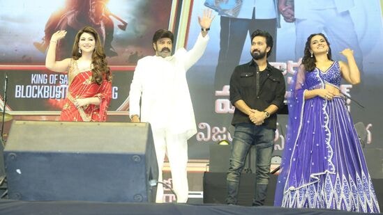 Daaku Maharaaj Success Celebrations: డాకు మహారాజ్ సక్సెస్ సెలబ్రేషన్స్ లో ఊర్వశి రౌతేలా, బాలకృష్ణ, బాబీ కొల్లి, శ్రద్ధా శ్రీనాథ్
