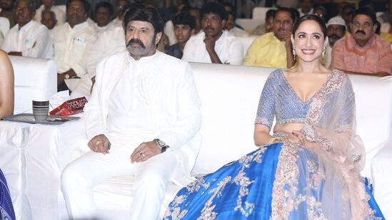 Daaku Maharaaj Success Celebrations: డాకు మహారాజ్ సక్సెస్ సెలబ్రేషన్స్ లో ప్రగ్యా జైస్వాల్ స్పెషల్ అట్రాక్షన్ గా నిలిచింది.