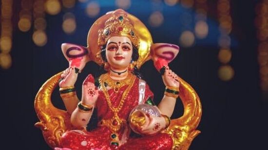 వాస్తు ప్రకారం, లక్ష్మీ దేవి, కుబేరుడి విగ్రహాన్ని ఇల్లు లేదా దుకాణం ఉత్తర దిశలో ఉంచాలి. రోజూ క్రమం తప్పకుండా పూజలు చేయాలి. ఇలా చేయడం వల్ల ధనలాభం కలుగుతుందని, అప్పుల బాధ నుంచి విముక్తి కలుగుతుందని నమ్మకం.ఇల్లు లేదా దుకాణంలో ఉత్తరం వైపు డబ్బు పెట్టెను ఉంచడం మంచిది.