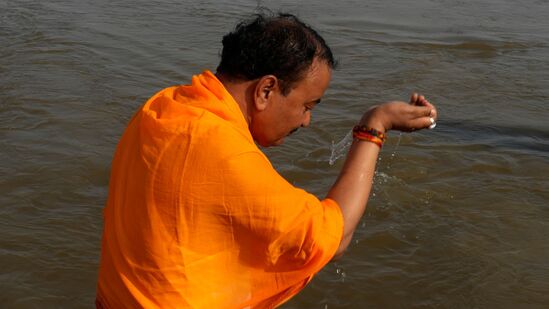 మహాకుంభ్ 2025 సందర్భంగా గంగా, యమున, పౌరాణిక సరస్వతీ నదుల సంగమమైన త్రివేణి సంగమంలో పవిత్ర స్నానం ఆచరిస్తున్న ఒక భక్తుడు