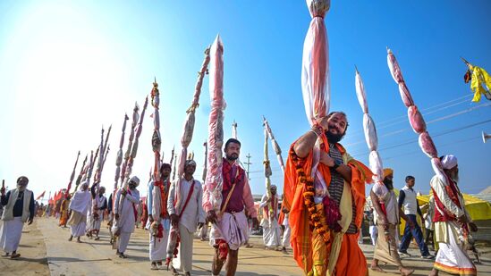 మహాకుంభమేళా సందర్భంగా ప్రయాగ్ రాజ్ లోని సంగంలో జరిగే శోభాయాత్రలో పాల్గొన్న భక్తులు.&nbsp;