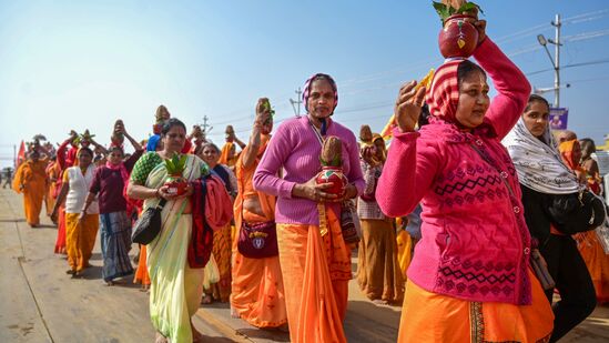 గంగా, యమున, సరస్వతి నదుల సంగమమైన త్రివేణి సంగమంలో 10 కోట్ల మందికి పైగా యాత్రికులు స్నానమాచరించారు.