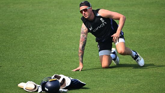 England Final XI for 2nd T20: ఇంగ్లండ్ ఆల్ రౌండర్ జాకబ్ బెతెల్ అనారోగ్యానికి గురయ్యాడు. అయితే అతన్ని రెండో టీ20కి ఇంగ్లండ్ టీమ్ ఎంపిక చేసింది. మ్యాచ్ రోజు ఉదయం అతనిపై తుది నిర్ణయం తీసుకోనున్నారు. జేమీ స్మిత్ తో కలిపి 12 మందితో కూడిన జట్టును ప్రకటించారు.