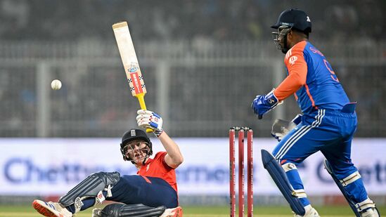 England Final XI for 2nd T20: టీమిండియాతో తొలి టీ20లో ఏడు వికెట్లతో ఓడిన ఇంగ్లండ్ టీమ్.. రెండో టీ20కి ఒక రోజు ముందే తుది జట్టును ప్రకటించింది. పేస్ బౌలర్ గస్ అట్కిన్సన్ స్థానంలో బ్రైడన్ కార్స్ ను తీసుకుంది. ఇక గాయపడిన జాకబ్ బెతెల్ కు బ్యాకప్ గా జేమీ స్మిత్ ను కూడా ఎంపిక చేశారు.