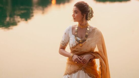 Keerthy Suresh Photos: కీర్తి సురేష్ గతేడాది డిసెంబర్ 12న ఆంటోనీ తాటిల్ ను పెళ్లి చేసుకున్న విషయం తెలుసు కదా. గోవాలో వీళ్ల పెళ్లి జరిగింది.