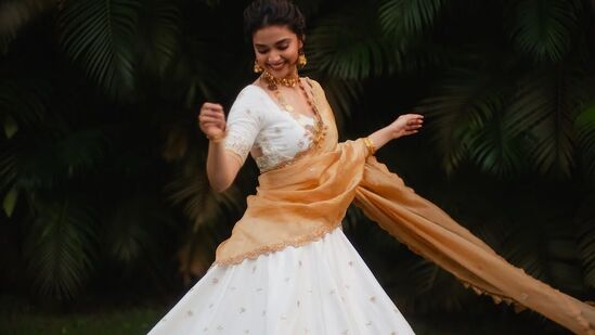 Keerthy Suresh Photos: కీర్తి సురేష్ లో పెళ్లి కళ బాగా కనిపిస్తోంది.