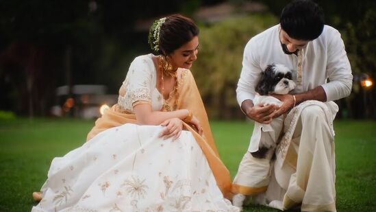 Keerthy Suresh Photos: కీర్తి సురేష్, ఆంటోనీ తమ 15 ఏళ్ల డేటింగ్ కు ఫుల్ స్టాప్ పెట్టి పెళ్లితో ఒక్కటైన విషయం తెలిసిందే.