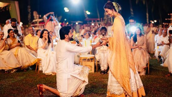 Keerthy Suresh Photos: గోవాలో జరిగిన పెళ్లి తెరవెనుక ఫొటోలు, వాళ్ల ఫ్యామిలీ, సన్నిహితులు ఎంజాయ్ చేసిన తీరు వీటిని చూస్తే తెలుస్తోంది.