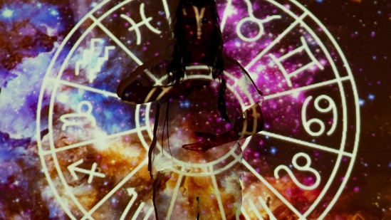 2025 కొన్ని రాశుల వారికి జీవన దిశలో మార్పు, అదృష్ట సమయం అని ఆయన జోస్యం చెప్పారు.కాబట్టి ఆ మూడు రాశుల వారు ఎవరో ఇప్పుడు చూద్దాం. 2025 కొన్ని రాశుల వారికి జీవన దిశలో మార్పు, అదృష్ట సమయం అని ఆయన జోస్యం చెప్పారు.కాబట్టి ఆ మూడు రాశుల వారు ఎవరో ఇప్పుడు చూద్దాం.