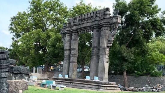 ఈ కళాతోరణాలను వాస్తు శాస్త్రం ప్రకారం నిర్మించారని చరిత్ర చెబుతోంది. నాలుగు స్తంభాలు, రెండు వైపులా రెండేసి స్తంభాలు ఉన్నాయి. ఇది కాకతీయుల వాస్తు జ్ఞానానికి నిదర్శనం.