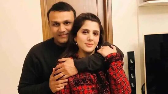 వీరేంద్ర సెహ్వాగ్ త‌న భార్య ఆర్తి ఆహ్లావ‌త్ నుంచి విడాకులు తీసుకోబోతున్న‌ట్లు &nbsp;కొన్నాళ్లుగా ప్ర‌చారం జ‌రుగుతోంది. ఈ పుకార్ల‌పై సెహ్వాగ్‌తో పాటు అత‌డి భార్య ఆర్తి మాత్రం ఇప్ప‌టివ‌ర‌కు రియాక్ట్ కాలేదు.