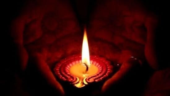 పురోగతికి వాస్తు పరిహారాలు: పురోగతి సాధించడానికి, మహిళలు సాయంత్రం ఇంటి గుమ్మం వద్ద దీపం వెలిగించాలి.