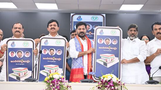 ఈ మొదటి విడతలో సొంత స్థలం ఉన్న నిరు పేదలకు ప్రభుత్వం ఇందిరమ్మ ఇళ్లు మంజూరు చేయనుంది. &nbsp;ఒక్కో ఇంటికి రూ. 5 లక్షల చొప్పున నిధులను విడుదల చేస్తారు. ఈ నిధులను నాలుగు ధపాలుగా జమ చేయనున్నారు.&nbsp;