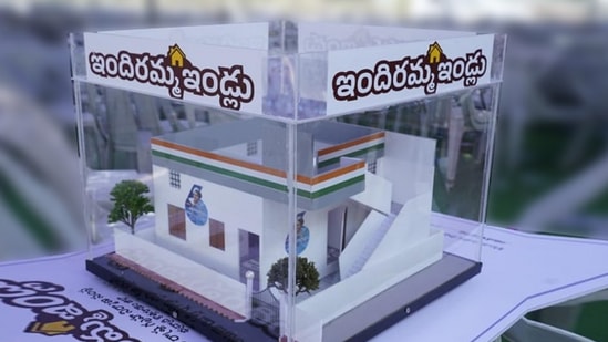 తెలంగాణలో ఇందిరమ్మ ఇళ్ల స్కీమ్ పట్టాలెక్కంది. జనవరి 26వ తేదీన రాష్ట్రవ్యాప్తంగా ఉన్న మండలాల్లోని ఒక గ్రామంలో లబ్ధిదారులను గుర్తించారు. ఈ మేరకు కొందరికి ప్రోసీడింగ్స్ కాపీలను అందజేశారు.&nbsp;