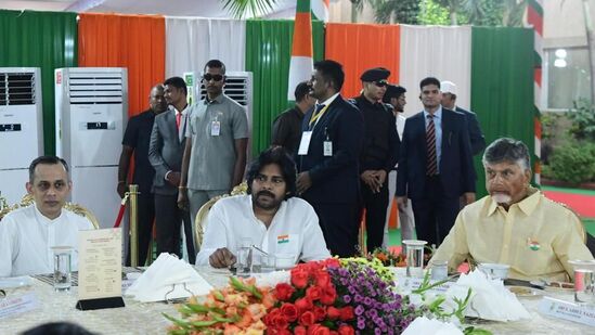 గవర్నర్ ఎట్ హోం కార్యక్రమంలో సీఎం చంద్రబాబు, డిప్యూటీ సీఎం పవన్ కల్యాణ్ <p>గవర్నర్ ఎట్ హోం కార్యక్రమంలో సీఎం చంద్రబాబు, డిప్యూటీ సీఎం పవన్ కల్యాణ్</p>