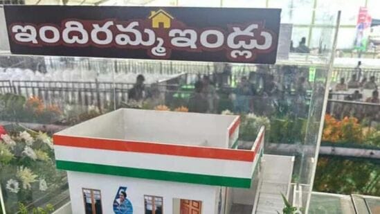 మార్చి 31 లోపు తెలంగాణలోని ప్రతి శాసనసభ నియోజకవర్గంలో ప్రతి సెగ్మెంట్ లో 3,500 చొప్పున ఇందిరమ్మ ఇంటి లబ్ధిదారులను గుర్తిస్తామని ముఖ్యమంత్రి రేవంత్ రెడ్డి స్పష్టం చేశారు. రాష్ట్ర వ్యాప్తంగా 4,50,000 ఇందిరమ్మ ఇళ్లను మంజూరు చేస్తామన్నారు. ఇందుకు ప్రభుత్వం 22,500 కోట్ల రూపాయలు ఖర్చు చేయనుందని వివరించారు.&nbsp;