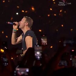 <p>Coldplay Concert: కోల్డ్‌ప్లే అహ్మదాబాద్ కాన్సర్ట్ ఆదివారం (జనవరి 26) రాత్రి నరేంద్ర మోదీ స్టేడియంలో జరిగింది. ఇందులో ఈ బ్యాండ్ లీడ్ క్రిస్ మార్టిన్ ఇండియా 76వ రిపబ్లిక్ డే సందర్భంగా వందేమాతరం, మా తుఝే సలాంలాంటి పాటలతో ఉర్రూతలూగించాడు.</p>