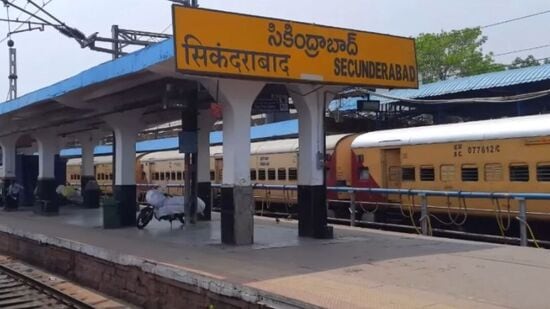సికింద్రాబాద్ రైల్వే స్టేషన్‌లో ప్రయాణికులకు అన్ని రకాల సౌకర్యాలు అందుబాటులో ఉన్నాయి. వెయిటింగ్ హాల్స్, రెస్టారెంట్లు, కాఫీ షాపులు, బుక్‌స్టాల్స్, ఏటీఎంలు ఉన్నాయి.&nbsp;