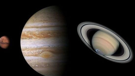 శుక్రుడు రేపు (జనవరి 28) ఉదయం 7.12 గంటలకు మీన రాశిలో ప్రవేశిస్తాడని త్రిక్ పంచకం చెబుతోంది. మే 31 వరకు ఒకే రాశిలో ప్రయాణిస్తాడు. శుక్రుడు సాధారణంగా ప్రతి రాశిలో ఒక నెల పాటు ఉంటాడు. అయితే ఈసారిలా కాకుండా శుక్రుడు మీనరాశిలో సుమారు నాలుగు నెలల పాటు సంచరిస్తాడు. ఈ కాలంలో కొన్ని రాశుల వారికి మరింత అదృష్టం దక్కుతుంది.&nbsp;