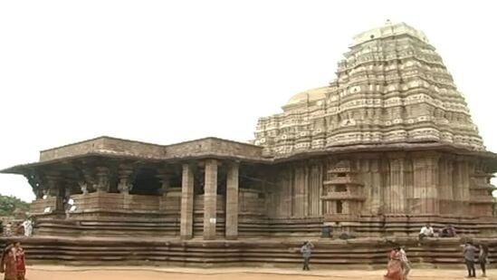 రామప్ప ఆలయాన్ని 1213 సంవత్సరంలో.. కాకతీయ రాజుల కాలంలో నిర్మించారు. రేచర్ల రుద్రుడు అనే శిల్పి ఈ ఆలయాన్ని రామలింగేశ్వర స్వామికి అంకితం చేశారు. ఈ ఆలయం ప్రధాన శిల్పి పేరు మీద.. రామప్ప ఆలయంగా ప్రసిద్ధి చెందింది.