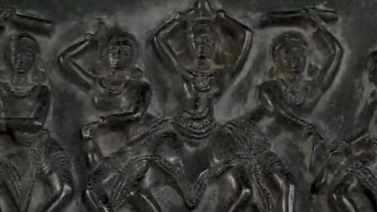 రామప్ప ఆలయం అద్భుతమైన శిల్పకళకు ప్రసిద్ధి. ఆలయం మొత్తం వివిధ దేవతల శిల్పాలతో అలంకరించి ఉంటుంది. ముఖ్యంగా స్త్రీలు మద్దెలు వాయిస్తూ నృత్యం చేస్తున్న శిల్పాలు.. ప్రత్యక ఆకర్షణగా నిలుస్తాయి.