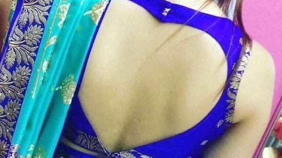 పెళ్లి కాని అమ్మాయిలు, అబ్బాయిల మనసులు కొల్లగొట్టాలనుకునే అందమైన భామలు హార్ట్ షేప్ బ్లౌజ్ డిజైన్ తో మీ ప్రేమికులను ఫ్లాట్ చేసేయచ్చు.