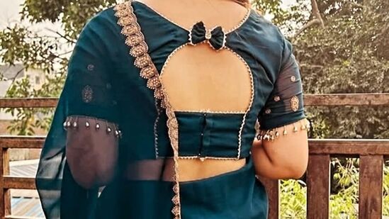 ఫ్యాన్సీ చీరల్లోనూ ట్రెడిషనల్ లుక్ ను క్యారీ చేయాలనుకునే వారికి బో షేప్ బ్లౌజ్ డిజైన్ చాలా బాగా సరిపోతుంది.&nbsp;