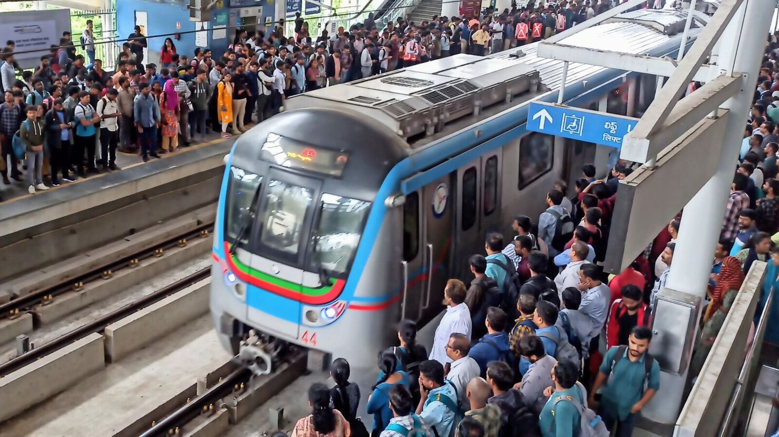 Hyd Metro Signal Issues: హైదరాబాద్‌ మెట్రో సిగ్నలింగ్ సమస్యలు.. బ్లూ లైన్‌లో నిలిచిన మెట్రో సేవలు