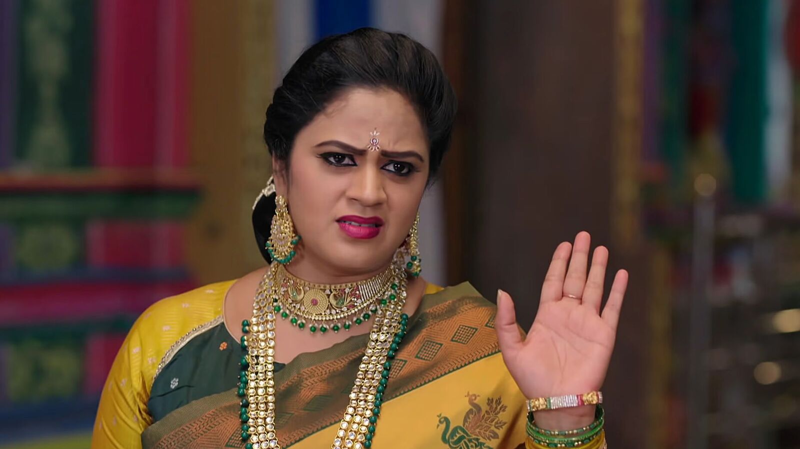 Illu Illalu Pillalu Today Episode: రామ‌రాజు ఫ్యామిలీకి అవ‌మానం -గుడిలో భ‌ద్రావ‌తి ర‌చ్చ - ధీర‌జ్‌ను కొట్టిన విశ్వ‌