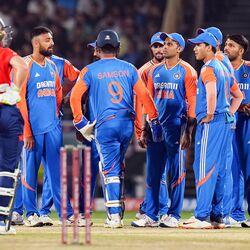 <p>Team India: ఇంగ్లండ్ తో జరిగిన మూడో టీ20లో ఓడటం ద్వారా టీమిండియా మరో అనుకోని జాబితాలో కూడా చేరింది. ఈ ఓటమి ద్వారా అంతర్జాతీయ క్రికెట్ లో మూడు ఫార్మాట్లు కలిపి 700, అంతకంటే ఎక్కువ మ్యాచ్ లలో ఓడిన జట్ల జాబితాలోకి చేరడం గమనార్హం.</p>