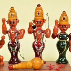 <p>విశాఖపట్నం జిల్లా ఏటికొప్పాక గ్రామంలో తయారయ్యే ఈ లక్క బొమ్మలకు 400 ఏళ్ల చరిత్ర ఉంది. వరాహానది పక్కన ఉండే ఓ చిన్న గ్రామం ఏటికొప్పాక. ఈ గ్రామంలో ప్రతి ఇంట్లో ఒక కళాకారుడు ఉంటారు. అంకుడు కర్రతో సహజ రంగులను ఉపయోగించి మనసుకు హత్తుకునే కళాఖండాలను తయారుచేస్తారు. చింతలపాటి వెంకటపతిరాజు అనే కళాకారుడు 1990లో రసాయన రంగుల స్థానంలో సహజ రంగులను వాడడం ప్రారంభించారు. అప్పటి నుంచి ఈ బొమ్మలకు సహజరంగులే వాడుతున్నారు.&nbsp;</p>