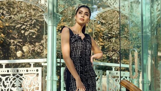 Pooja Hegde Romantic Photos: కాస్త రొమాన్స్ చాలు అంటూ ఈ ఫొటోలకు పూజా క్యాప్షన్ ఉంచింది. Pooja Hegde Romantic Photos: కాస్త రొమాన్స్ చాలు అంటూ ఈ ఫొటోలకు పూజా క్యాప్షన్ ఉంచింది.