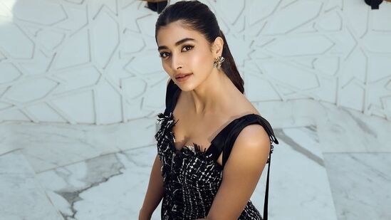 Pooja Hegde Romantic Photos: పూజా హెగ్డే హాట్ ఫొటోలతో రచ్చ చేస్తోంది. బుధవారం (జనవరి 29) తన ఇన్స్టాగ్రామ్ లో ఆమె ఈ ఫొటోలను షేర్ చేసింది. Pooja Hegde Romantic Photos: పూజా హెగ్డే హాట్ ఫొటోలతో రచ్చ చేస్తోంది. బుధవారం (జనవరి 29) తన ఇన్స్టాగ్రామ్ లో ఆమె ఈ ఫొటోలను షేర్ చేసింది.