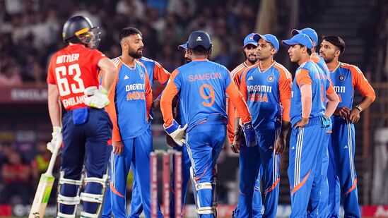 Team India: ఇంగ్లండ్ తో జరిగిన మూడో టీ20లో ఓడటం ద్వారా టీమిండియా మరో అనుకోని జాబితాలో కూడా చేరింది. ఈ ఓటమి ద్వారా అంతర్జాతీయ క్రికెట్ లో మూడు ఫార్మాట్లు కలిపి 700, అంతకంటే ఎక్కువ మ్యాచ్ లలో ఓడిన జట్ల జాబితాలోకి చేరడం గమనార్హం.