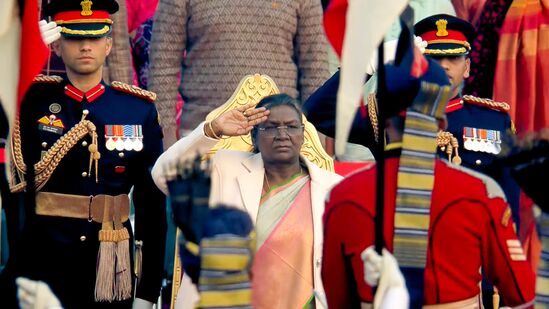 రాష్ట్రపతి బాడీగార్డ్స్ (పిబిజి) కమాండర్ అప్పుడు జాతీయ వందనం ఇవ్వమని యూనిట్ ను అడుగుతాడు.