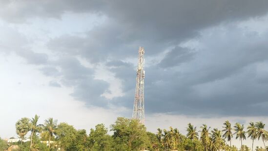 రాష్ట్రంలో రాబోయే 5 రోజుల్లో అక్కడక్కడ ఉదయం సమయంలో పొగమంచు ఏర్పడే అవకాశం ఉంటుందని హైదరాబాద్ వాతావరణ కేంద్రం తాజా బులెటిన్ లో పేర్కొంది. ఈ మూడు రోజుల్లో కనిష్ట ఉష్ణోగ్రతలు సాధారణం కంటే ఎక్కువగా ఉండే అవకాశం ఉందని అంచనా వేసింది.&nbsp;