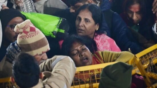 మౌని అమావాస్య సందర్భంగా త్రివేణి సంగమం వద్ద అమృత స్నానానికి పెద్ద ఎత్తున జనం తరలిరావడంతో తొక్కిసలాట జరిగింది. ఈ ఘటనలో 20 మంది మృతి చెందినట్లు భావిస్తున్నారు. అయితే ఈ విషయాన్ని అధికార యంత్రాంగం ధృవీకరించలేదు. ప్రమాదంలో గాయపడిన పలువురిని అంబులెన్స్‌లో ఆసుపత్రికి తరలించారు.